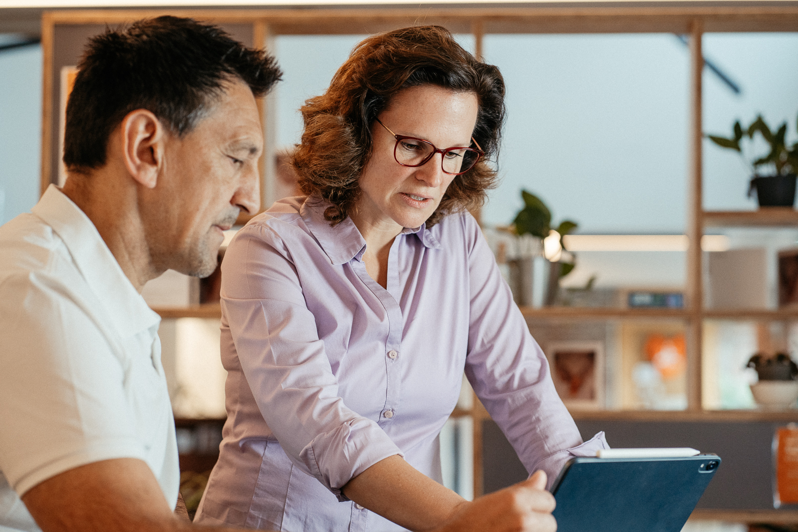 Yvonne Warmbier und Burghardt Benz bei der Analyse von Daten